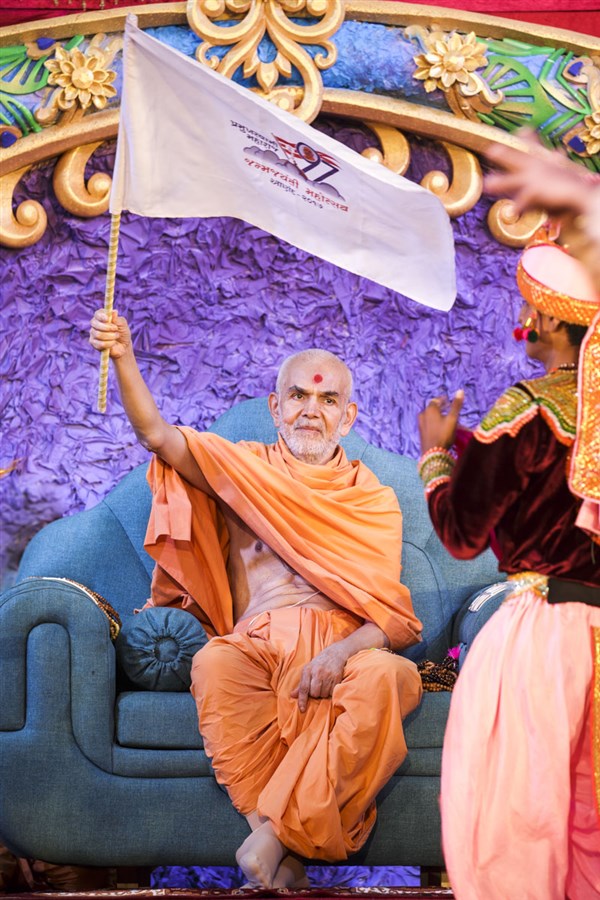Swamishri waves Pramukh Swami Maharaj's 97th Janma Jayanti flag