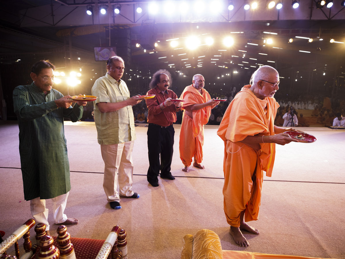 Pujya Kothari Swami and dignitaries perform arti 