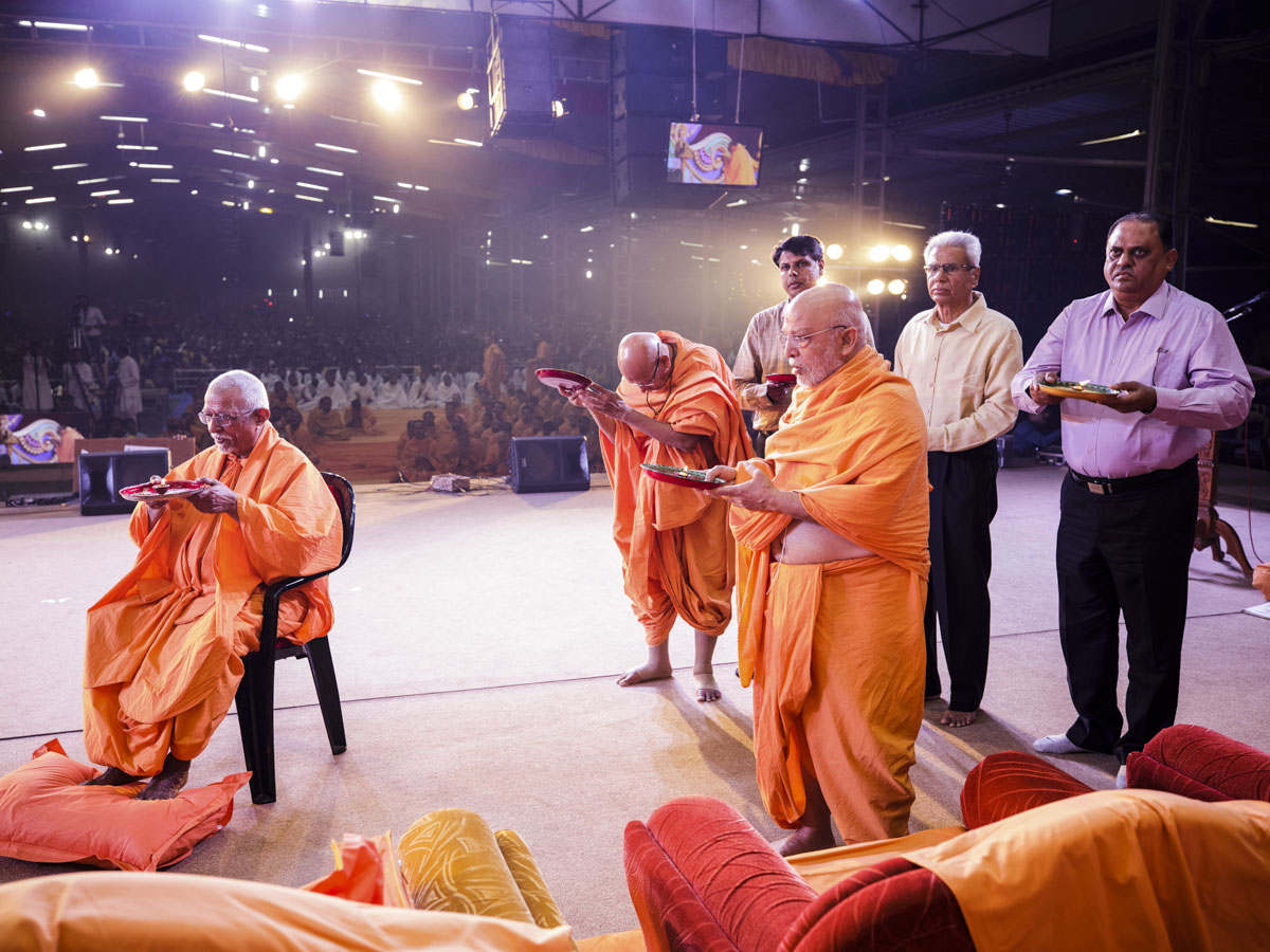 Pujya Doctor Swami, Pujya Tyagvallabh Swami, Pujya Ghanshyamcharan Swami and dignitaries perform arti 