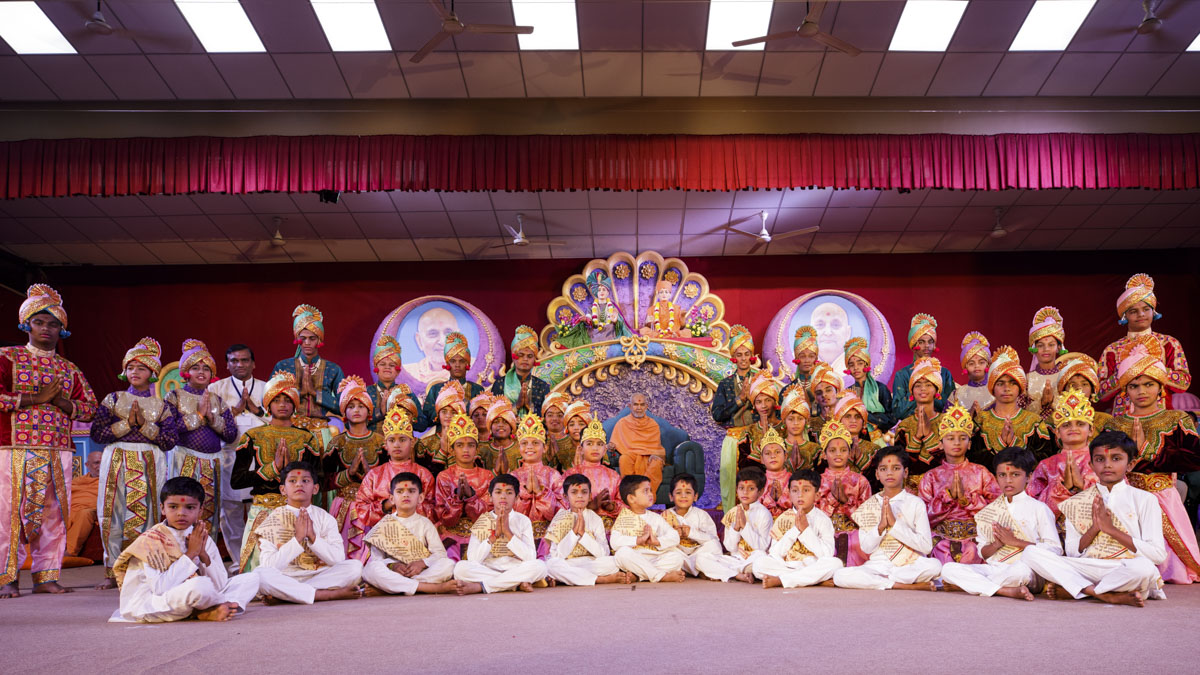 Children with Swamishri 