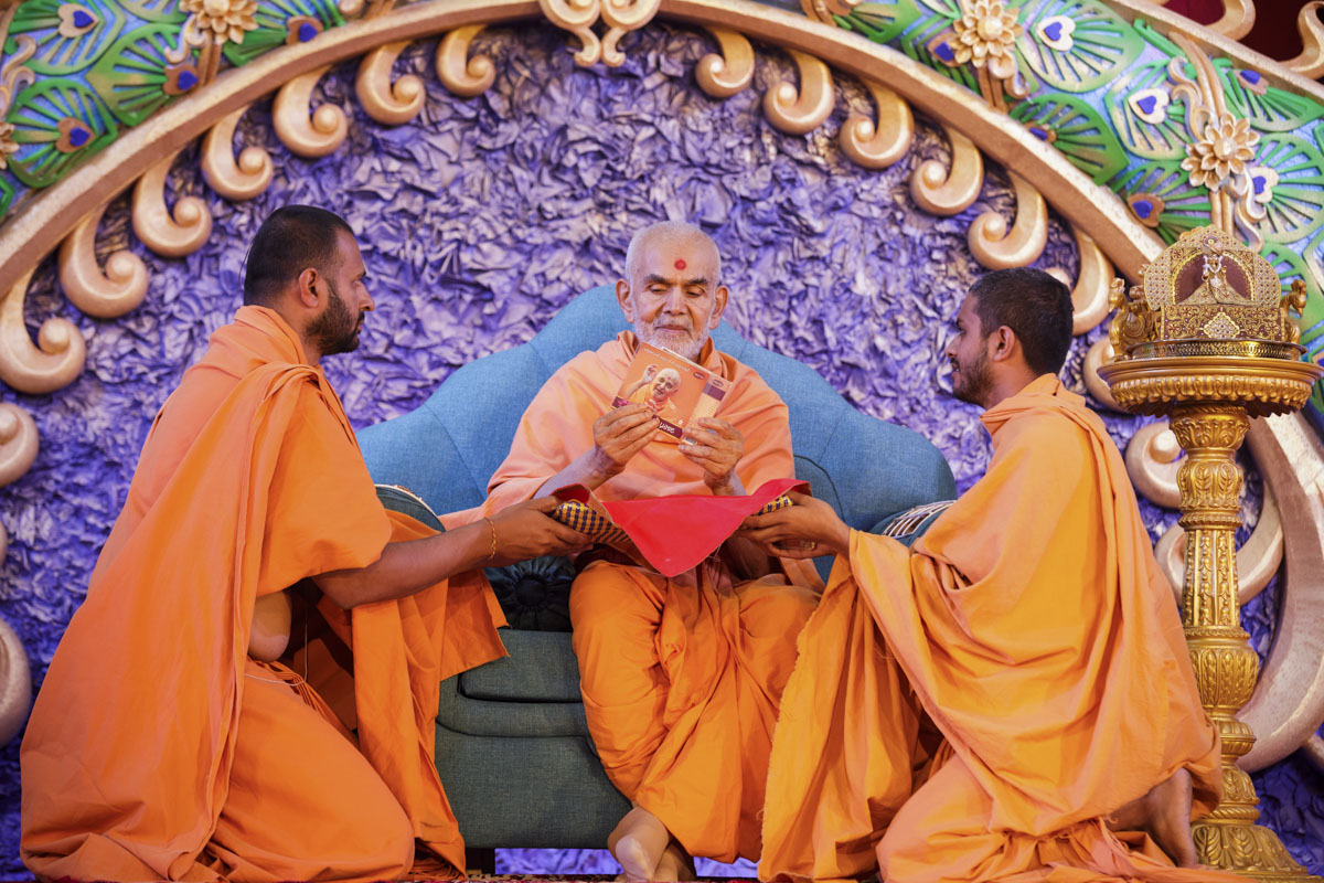 Swamishri inaugurates an audio publication ' Pramukh Swami Maharajni Amrutvani - Part 17'