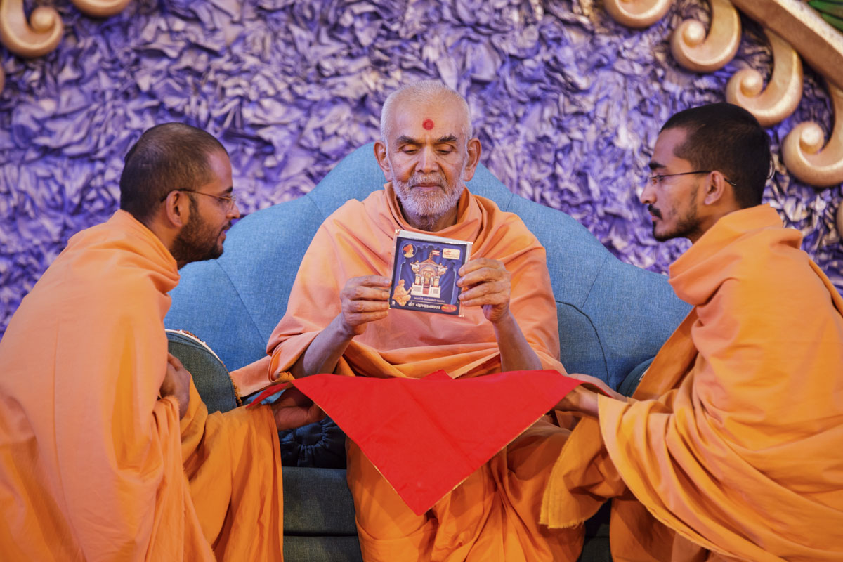 Swamishri inaugurates an audio publication ' Sant Vyakhyanmala - Part 16'