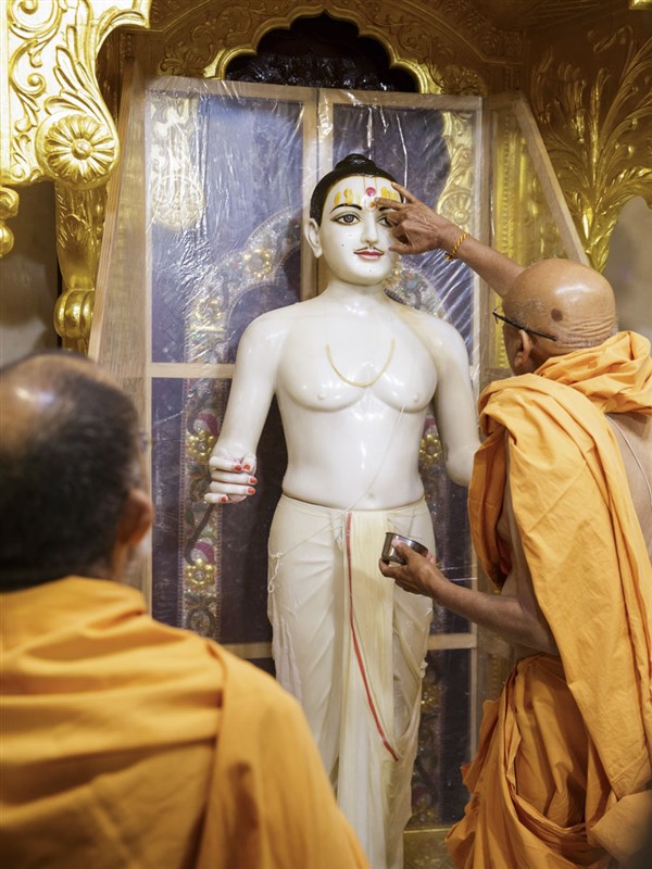Pujya Tyagvallabh Swami performs patotsav rituals
