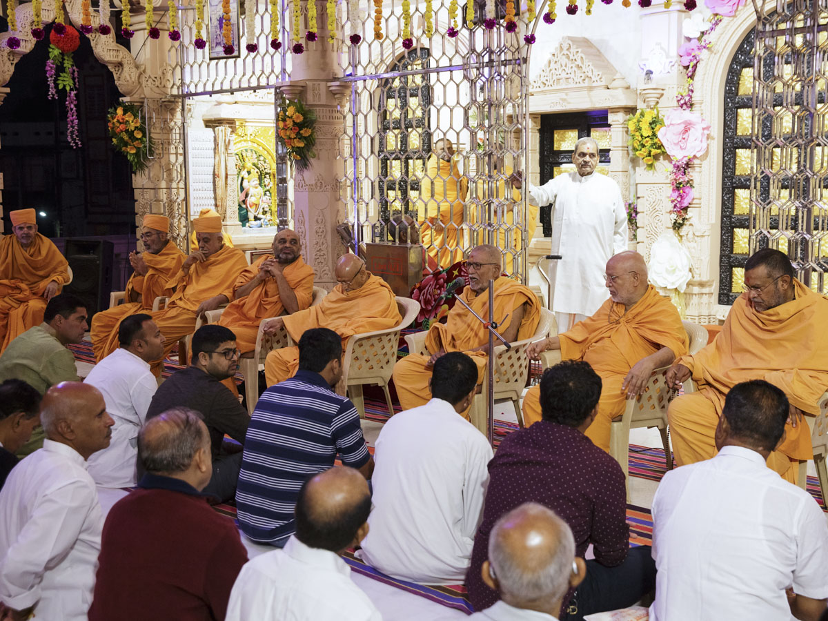 Pujya Kothari Swami delivers a discourse 