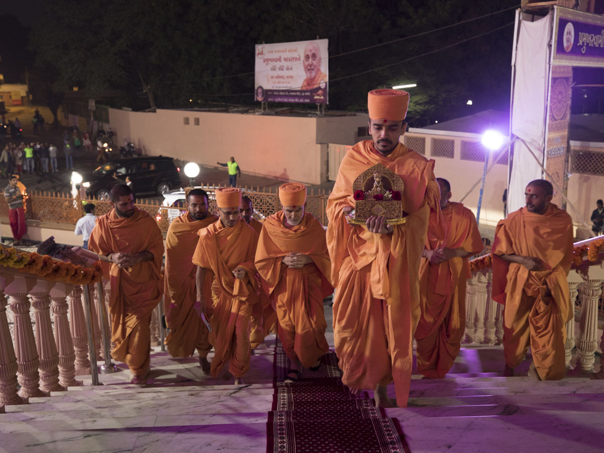 Swamishri arrives at Anand Mandir
