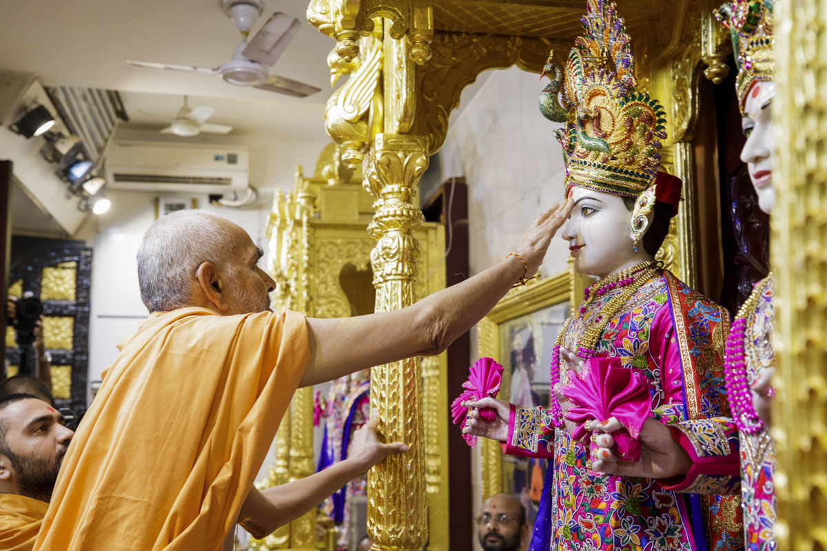 Swamishri performs pujan of Bhagwan Swaminarayan
