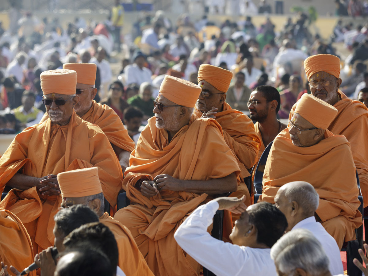 Pujya Doctor Swami, Pujya Kothari Swami and Pujya Tyagvallabh Swami during the mahayagna