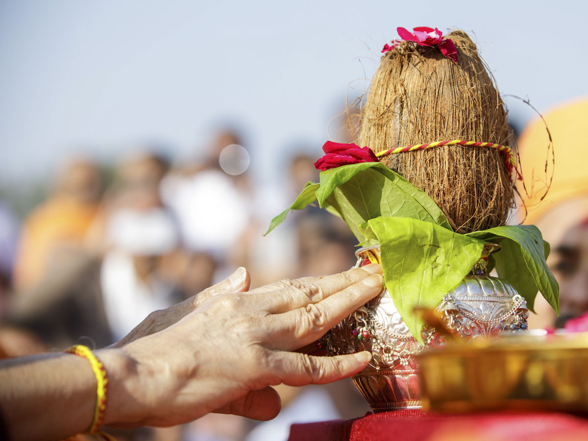 Swamishri performs mahayagna rituals