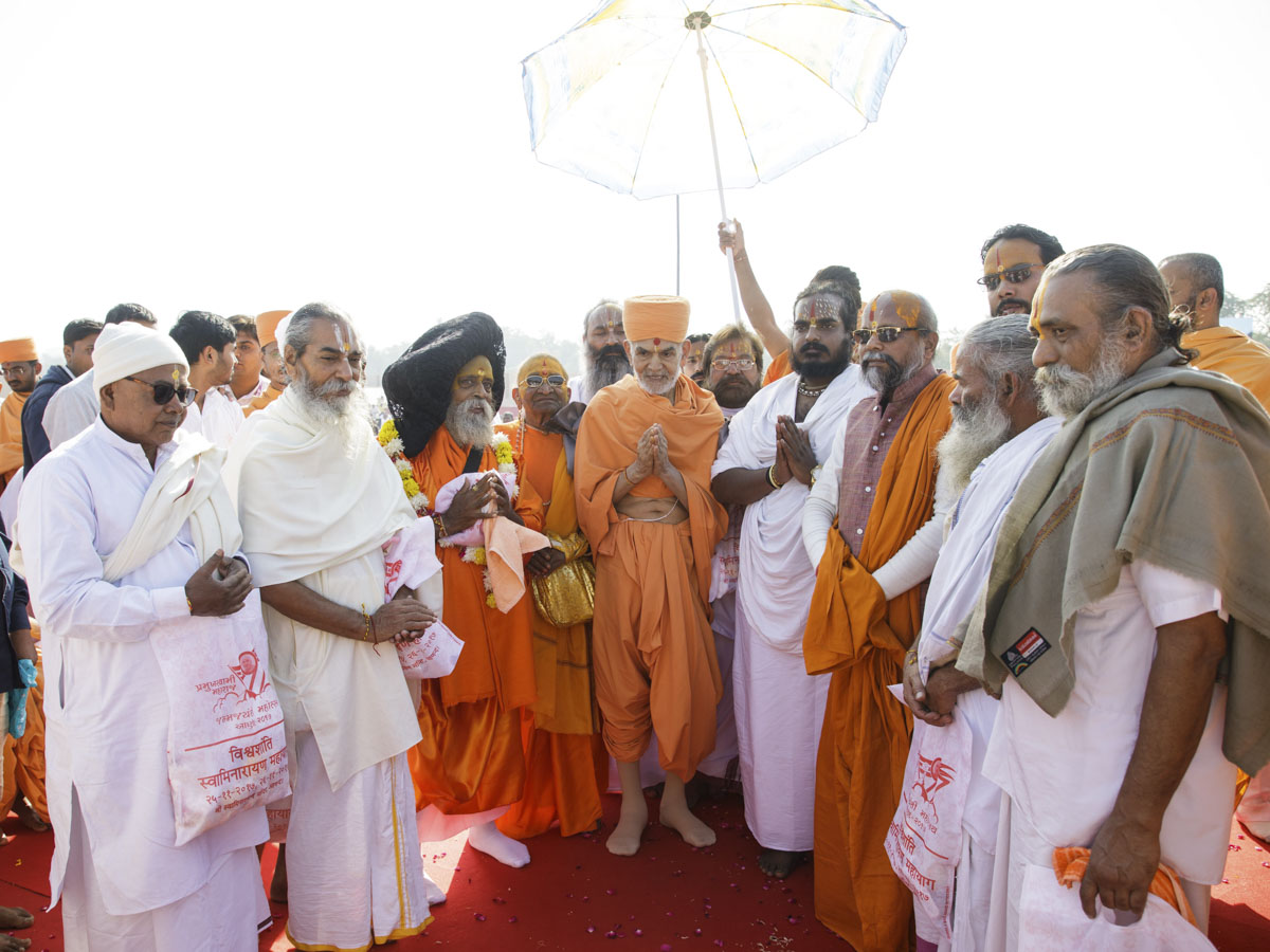 Swamishri with spiritual leaders