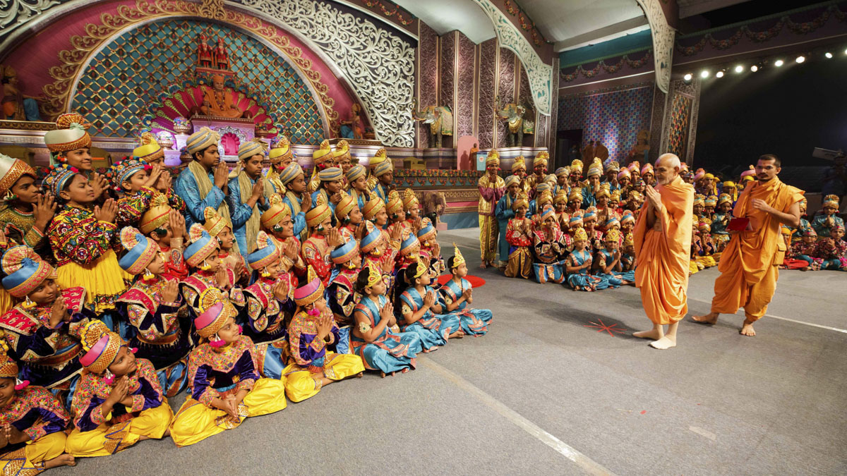 Swamishri blesses the children who performed the dance
