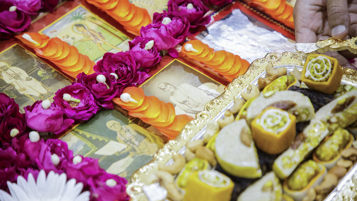 Swamishri offers thal to Brahmaswarup Shastriji Maharaj and Brahmaswarup Yogiji Maharaj