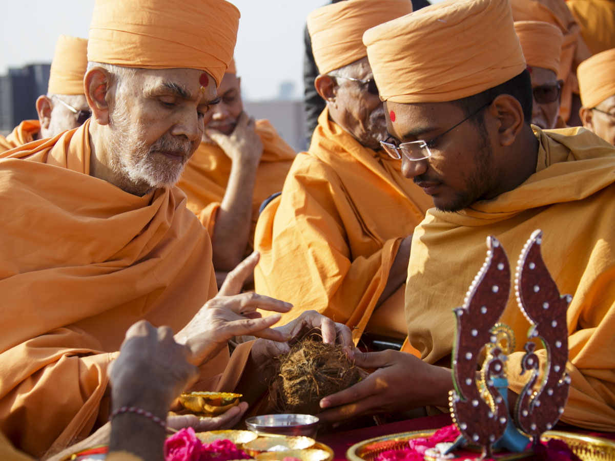 Swamishri performs mahayagna rituals
