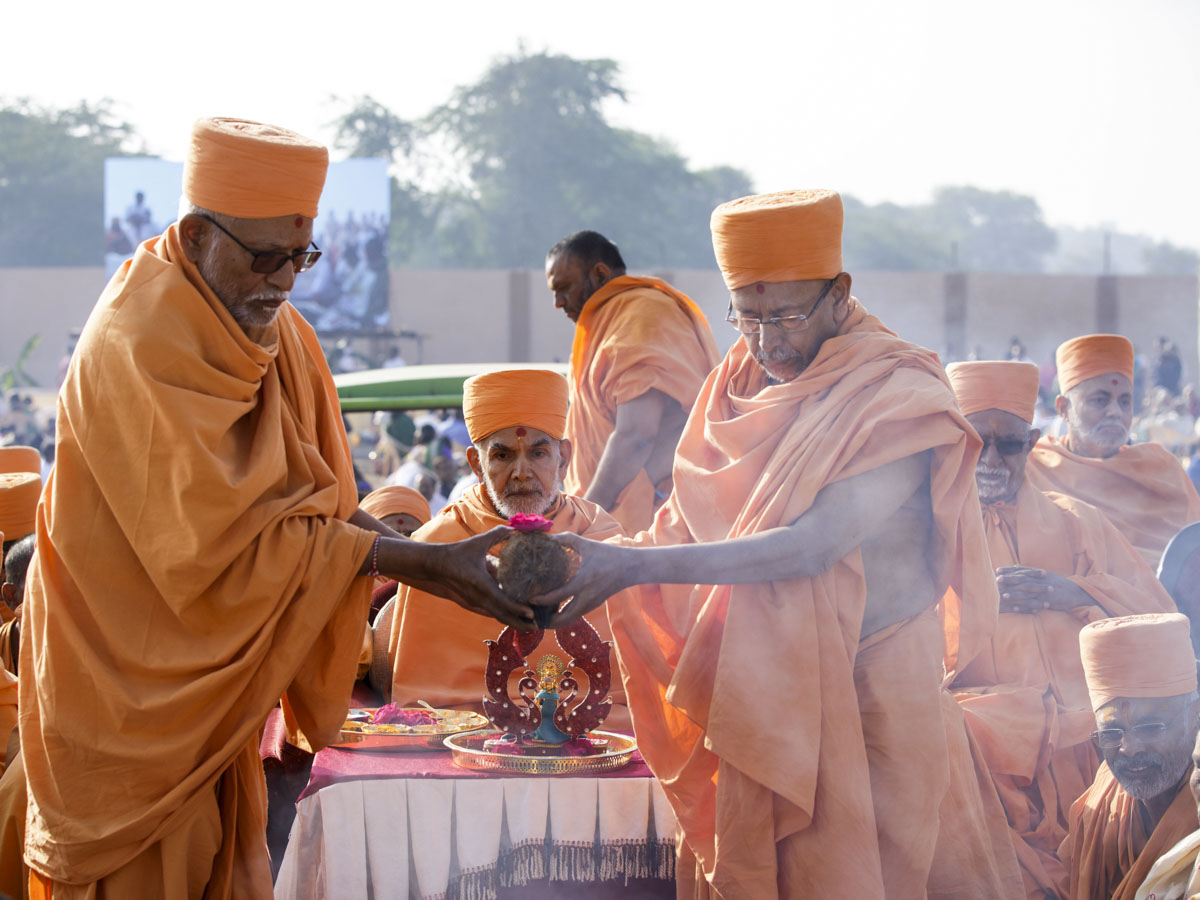 Pujya Kothari Swami and Pujya Tyagvallabh Swami perform mahayagna rituals