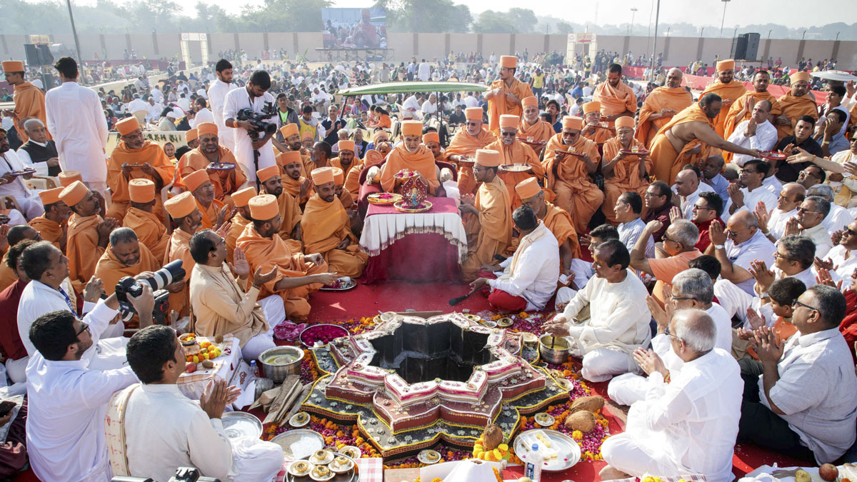 Swamishri and senior sadhus perform arti