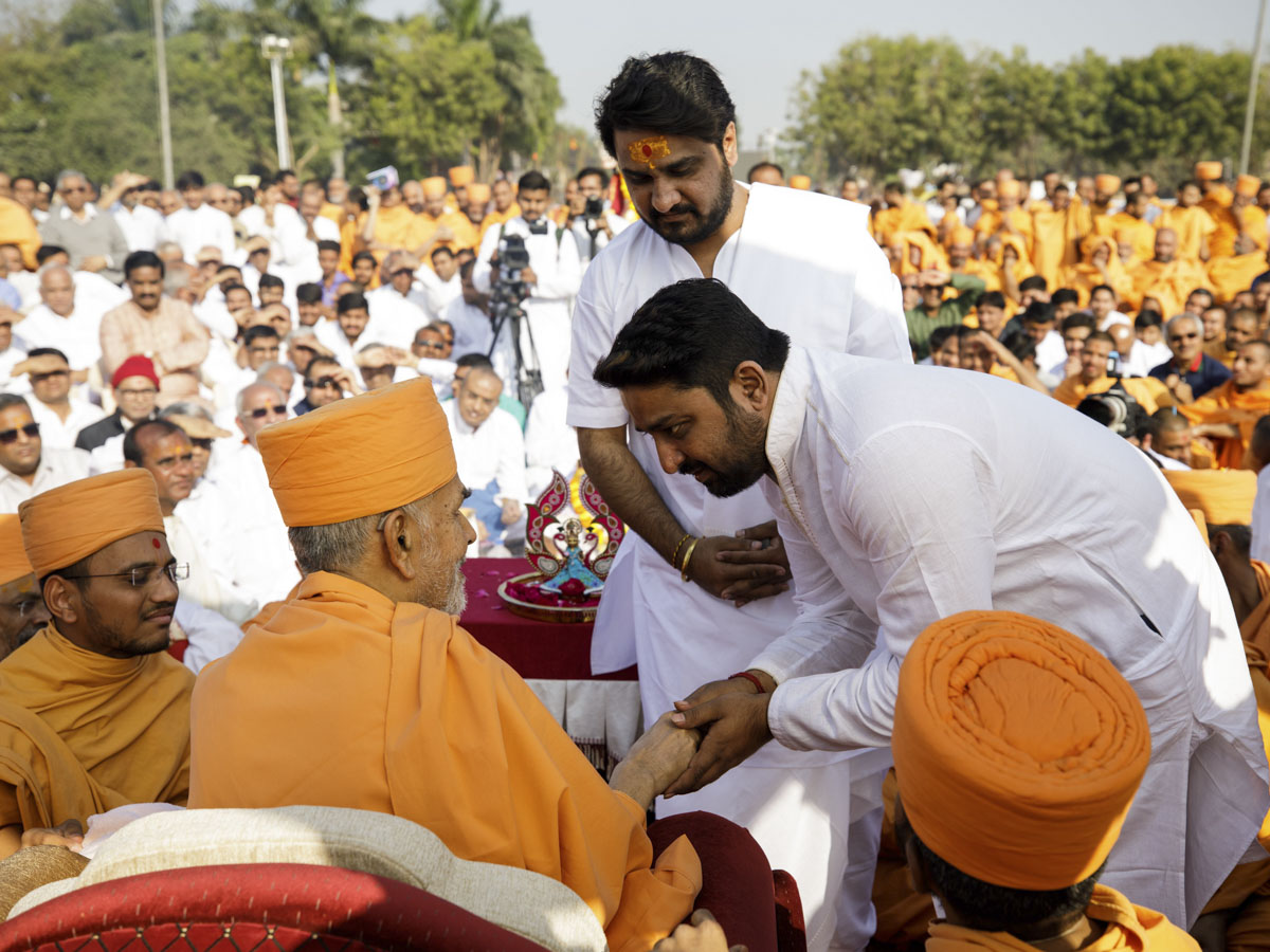 Swamishri greets spiritual leaders