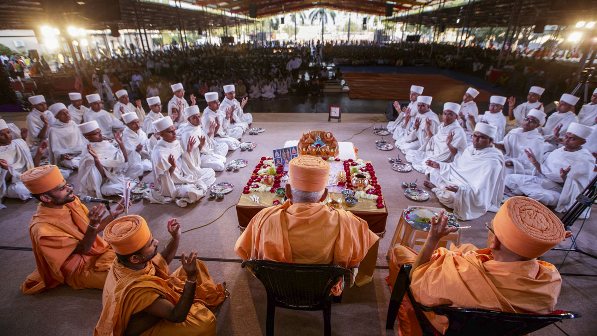 Parshads engaged in mahapuja rituals before being initiated as sadhus