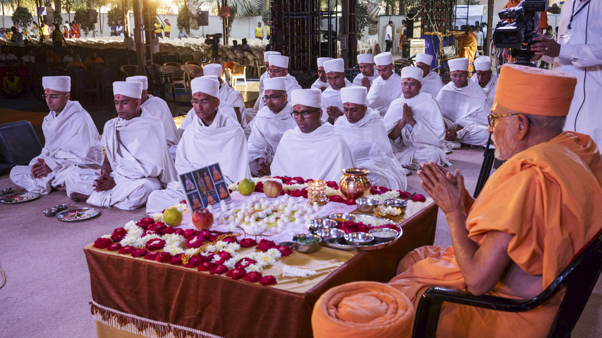 Pujya Kothari Swami and parshads engaged in mahapuja rituals before being initiated as sadhus