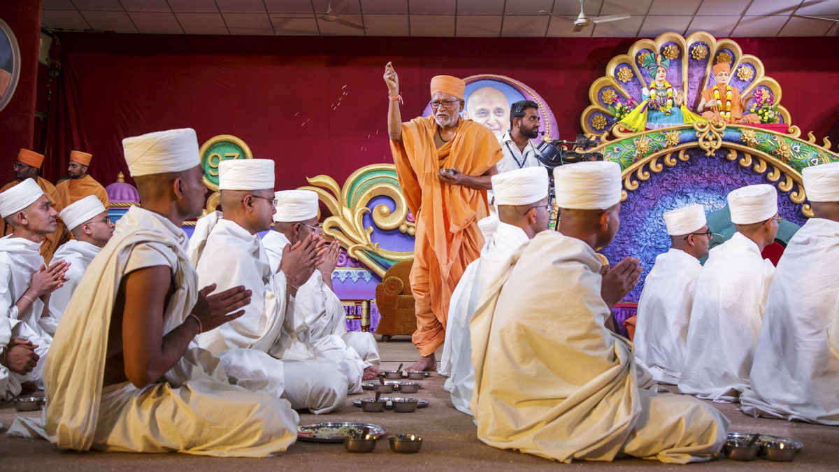 Pujya Kothari Swami blesses parshads to be initiated as sadhus