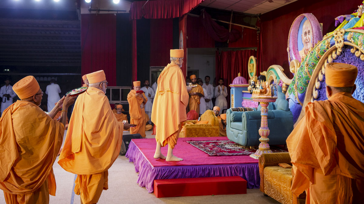 Swamishri and senior sadhus perform arti