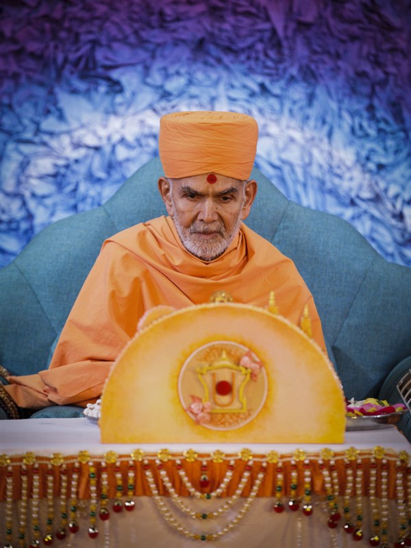 Swamishri perfroms diksha rituals
