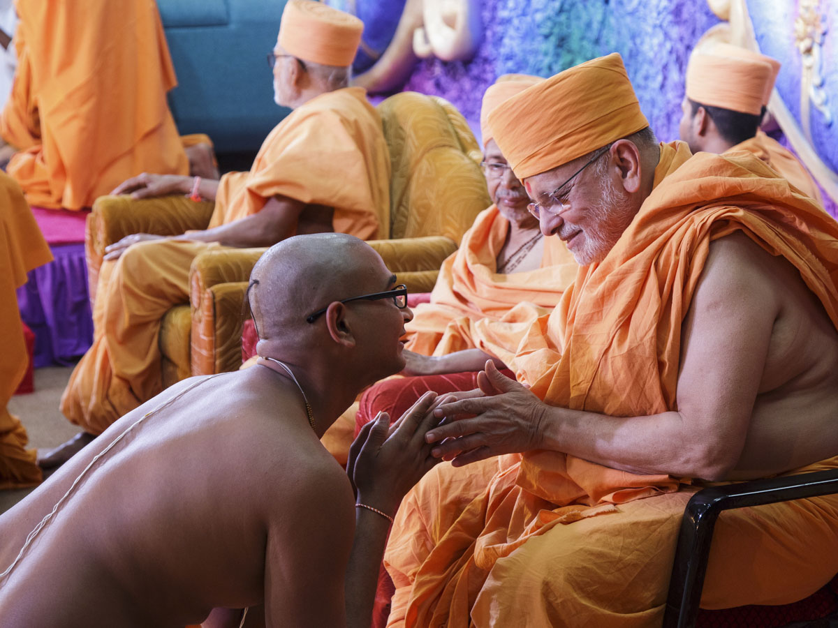 Pujya Ishwarcharan Swami blesses newly initiated sadhus