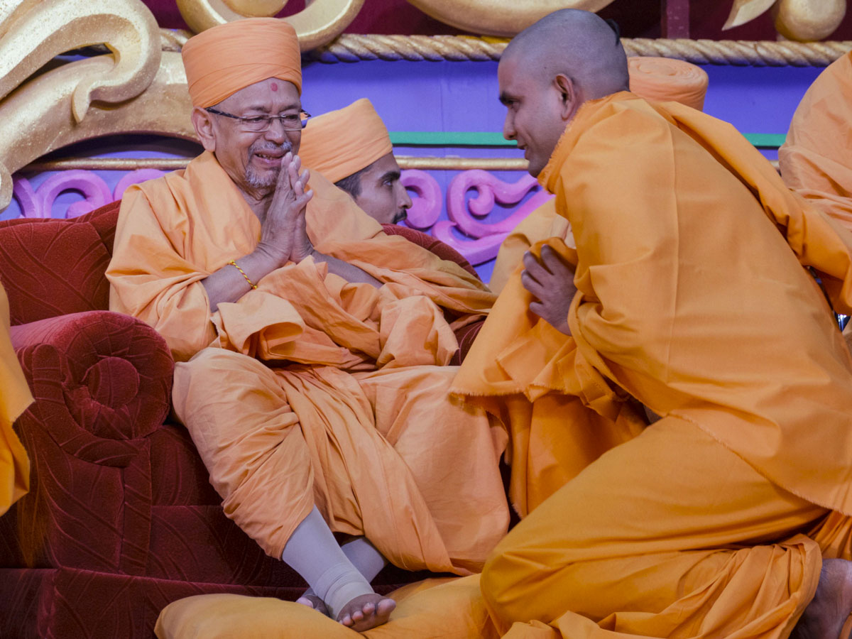 Pujya Tyagvallabh Swami blesses newly initiated sadhus