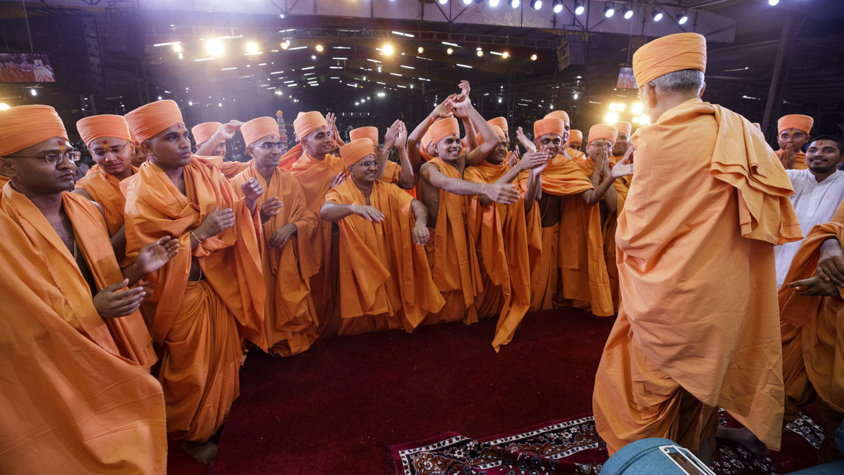 Swamishri greets newly initiated sadhus with 'Jai Swaminarayan'