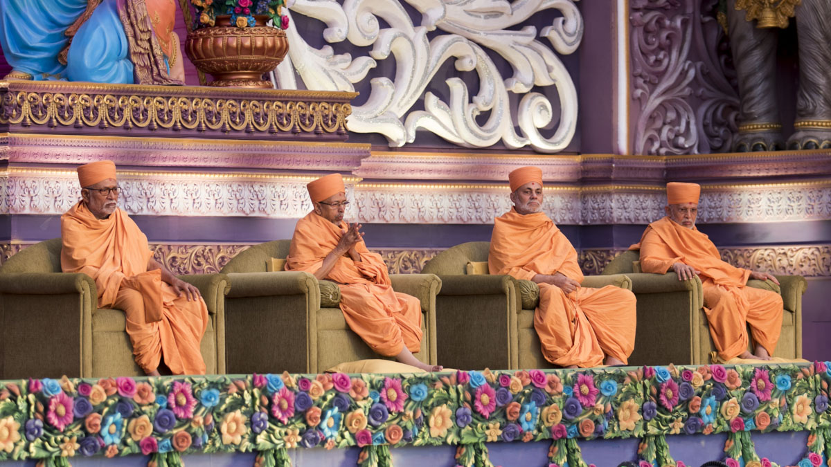 Pujya Bhaktipriya Swami (Kothari Swami), Pujya Tyagvallabh Swami, Pujya Viveksagar Swami and Pujya Ghanshyamcharan Swami during the assembly