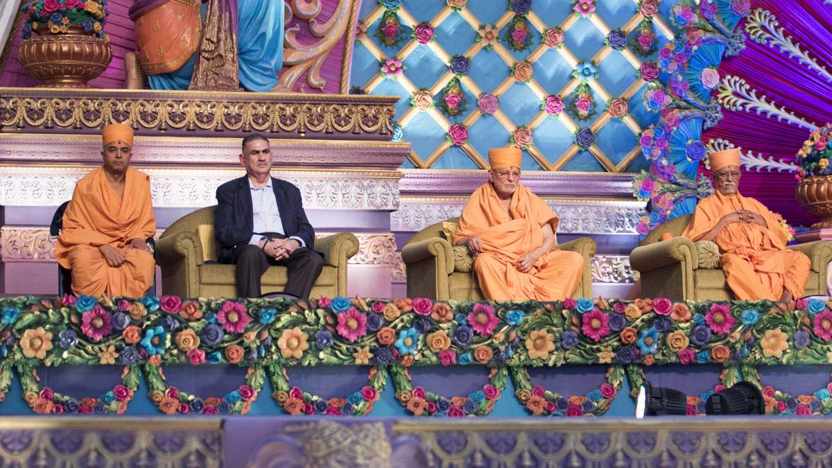 Pujya Swayamprakash Swami (Doctor Swami), Pujya Ishwarcharan Swami, Shri Nazem Al Kudsi during the assembly