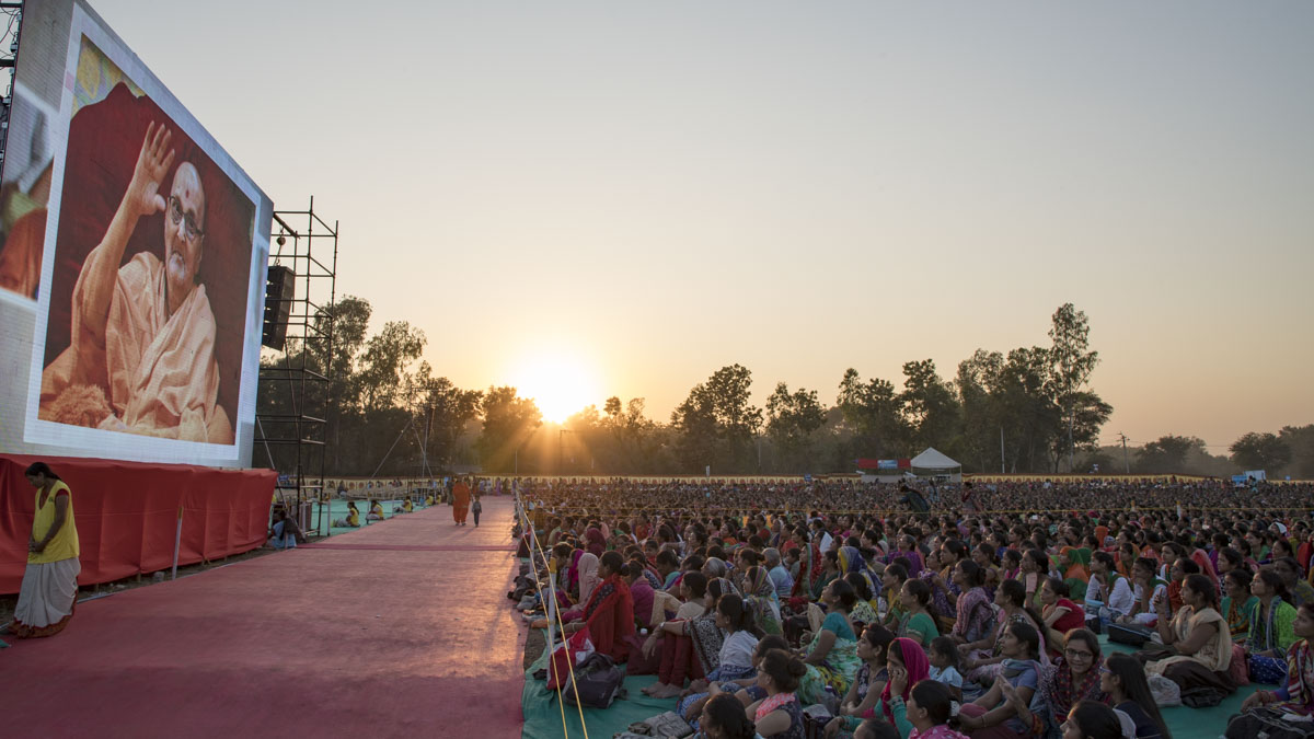 Devotees during the assembly