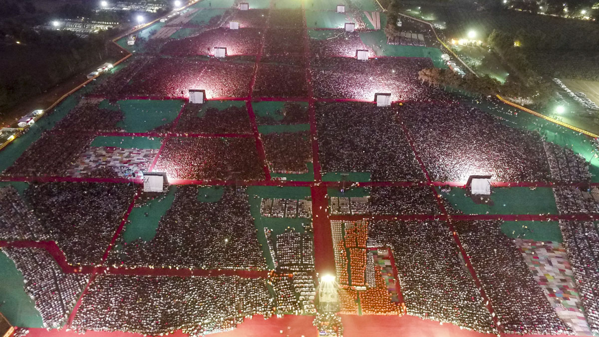 Devotees during the assembly