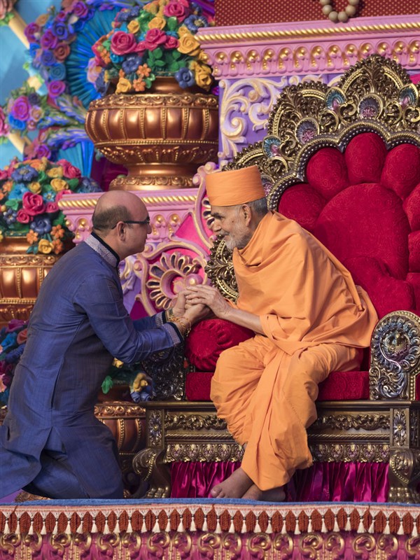 Swamishri blesses Shri Jayeshbhai Mandanka
