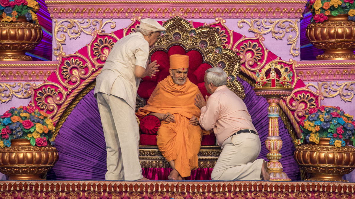 Swamishri blesses Shri Shambhusinh and Shri Hitendrasinh Jadeja, Rajkot