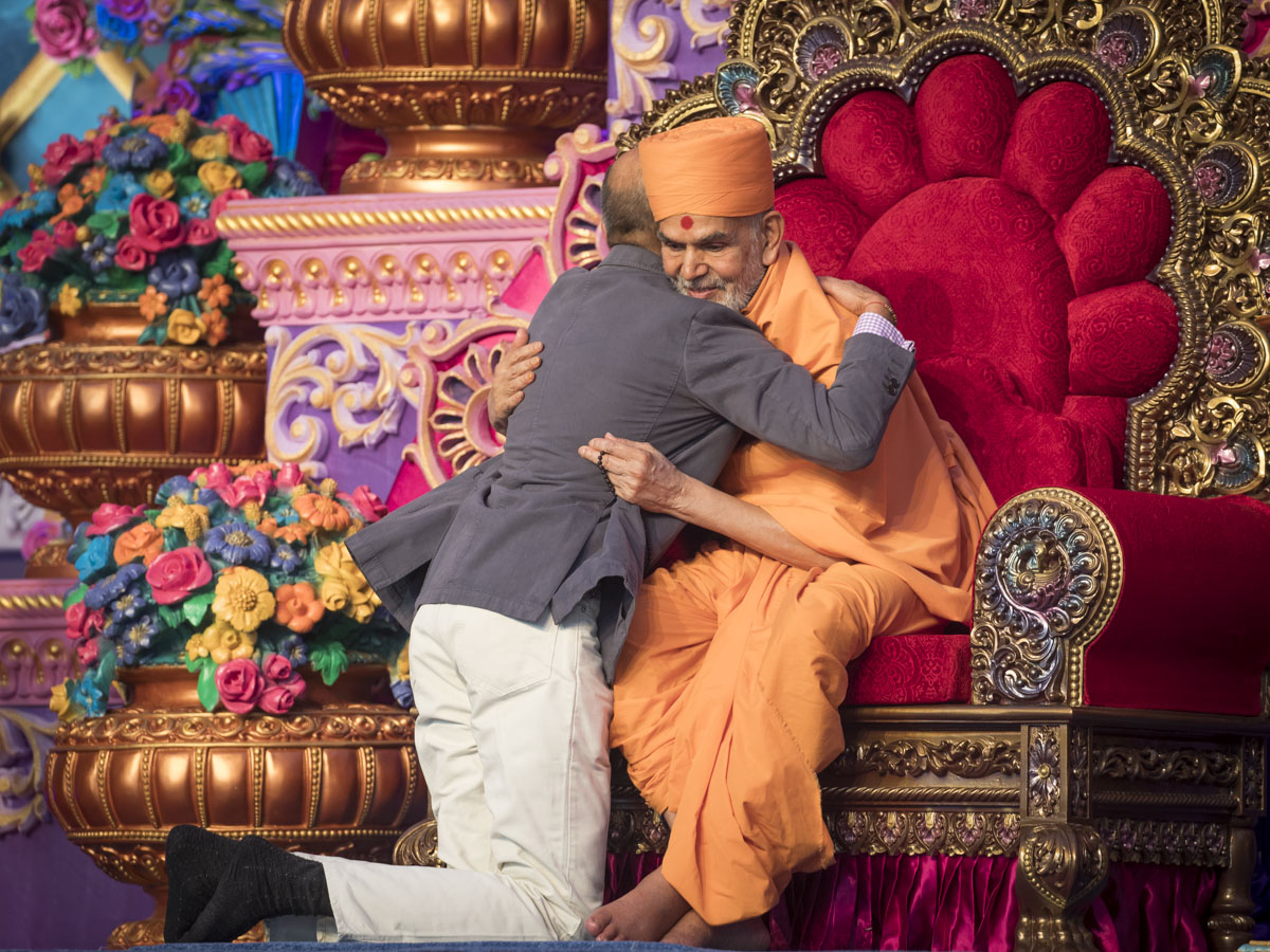 Swamishri blesses Shri Tarunbhai Patel, UK