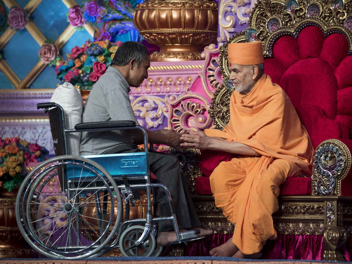 Swamishri blesses Shri Dashrathbhai