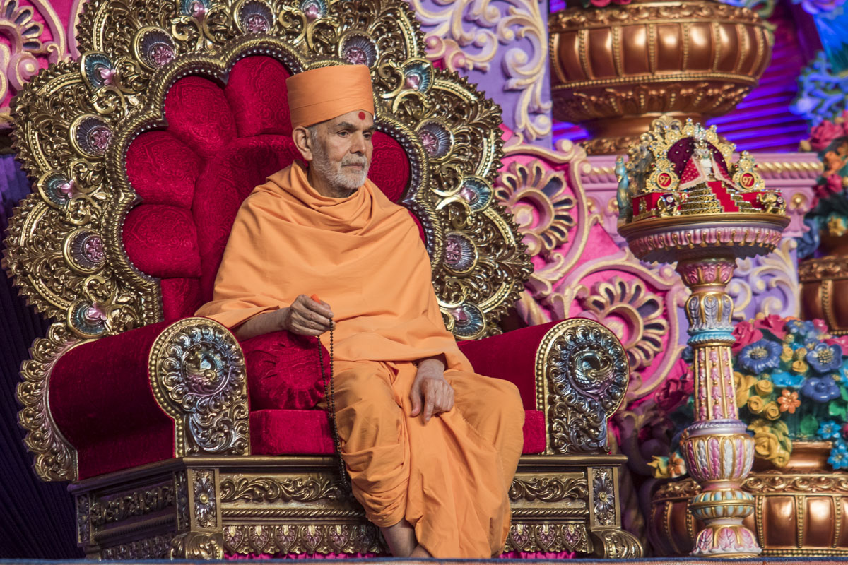 Swamishri attentively listens to devotees' experiences with Brahmaswarup Pramukh Swami Maharaj