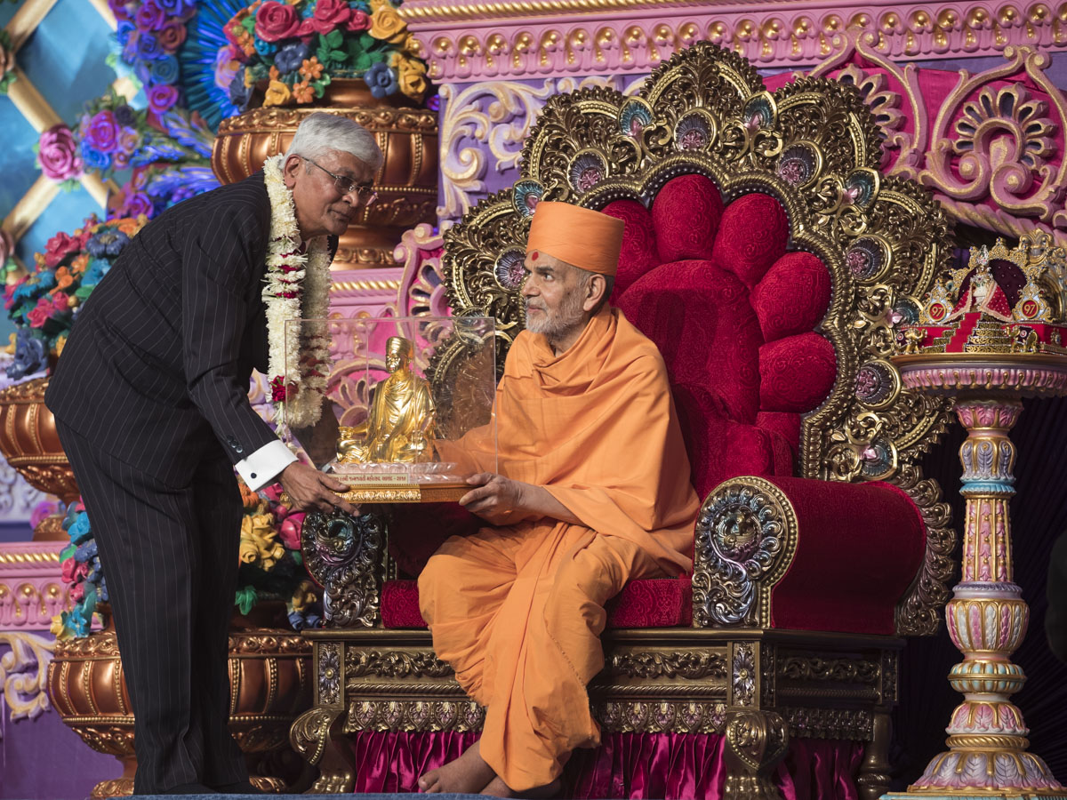 Swamishri presents memento to Shri Sunilbhai