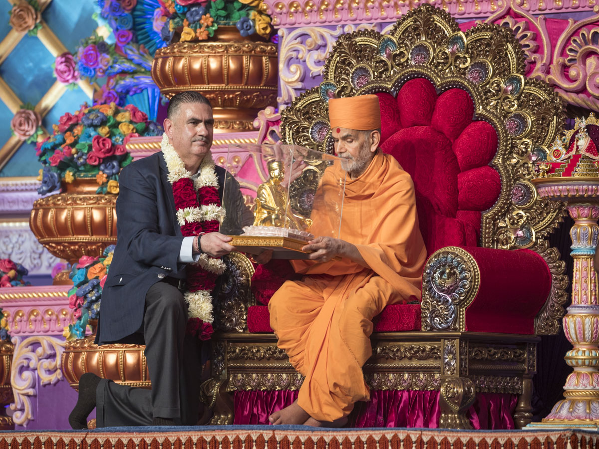 Swamishri presents memento to Shri Nazem Al Kudsi