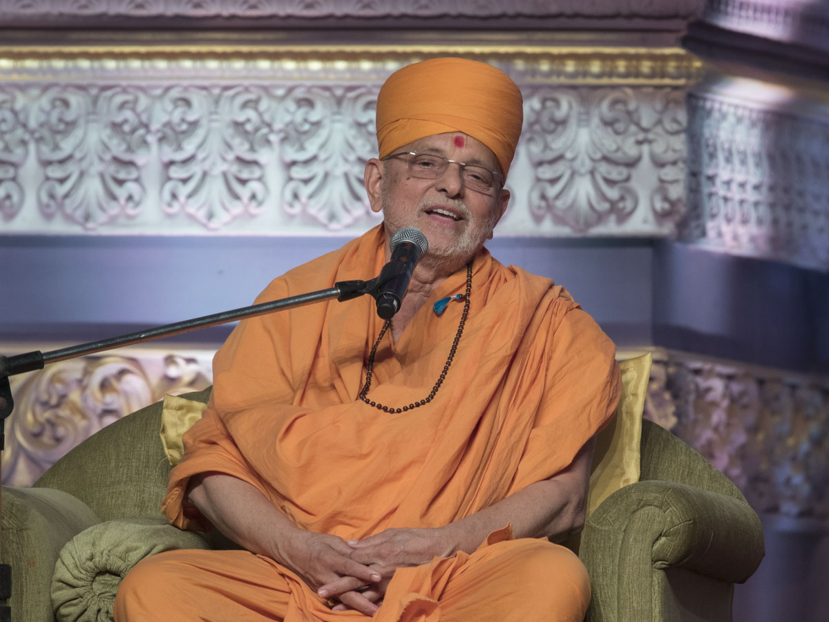 Pujya Ishwarcharan Swami shares his experiences with Brahmaswarup Pramukh Swami Maharaj