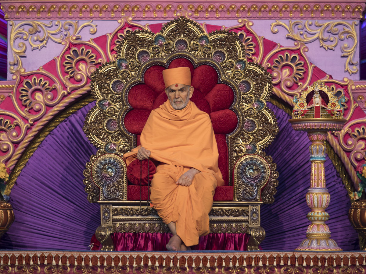 Swamishri listens attentively to senior sadhus' experiences with Brahmaswarup Pramukh Swami Maharaj