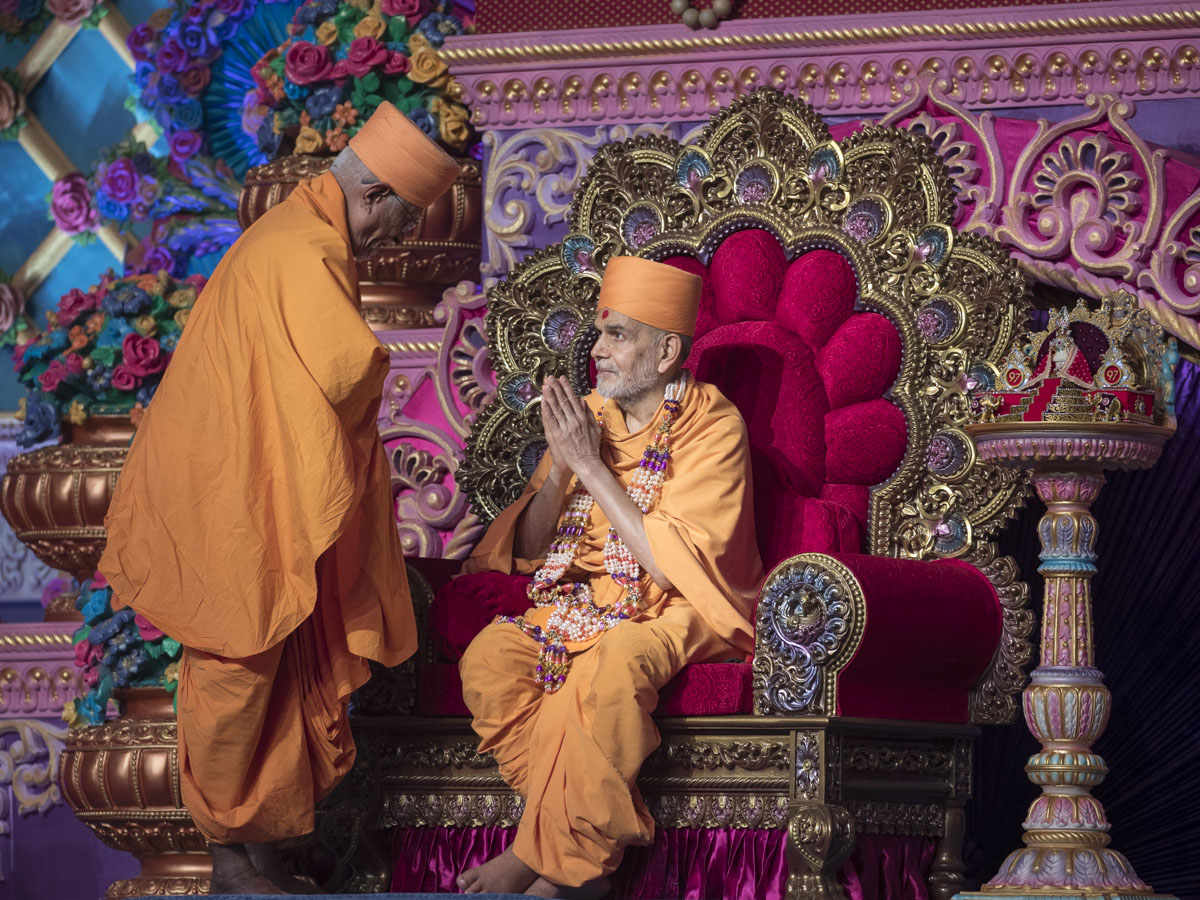 Pujya Doctor Swami honors Swamishri with a garland