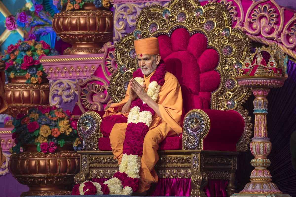 Swamishri honored with a garland