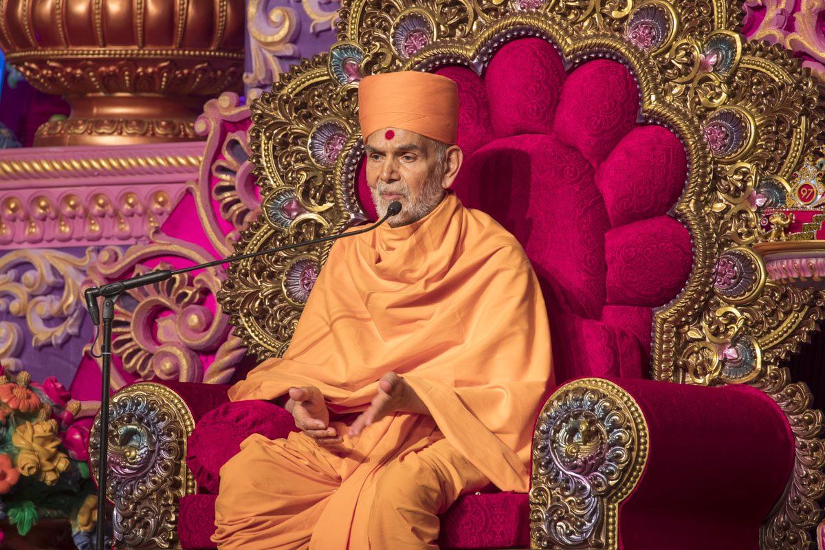 Swamishri blesses the assembly