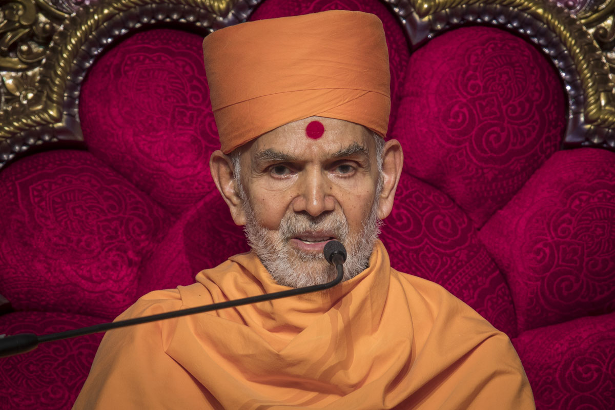 Swamishri blesses the assembly