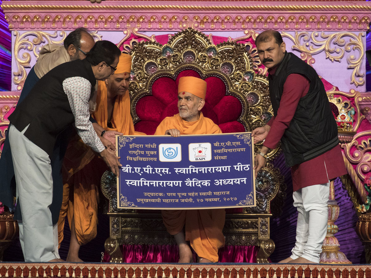 Swamishri inaugurates 'Swaminarayan Vedic Studies' program by the Indira Gandhi National Open University (IGNOU)