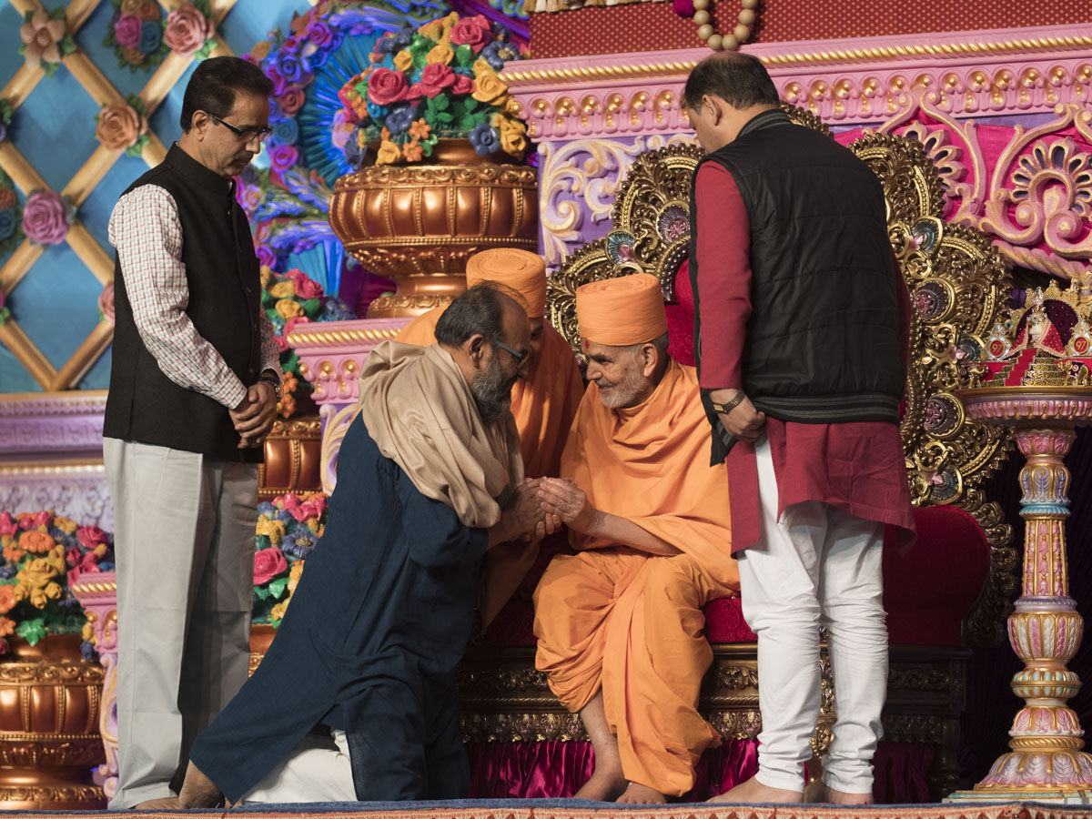 Swamishri blesses Prof. Ravindra Kumar, Vice-Chancellor of IGNOU