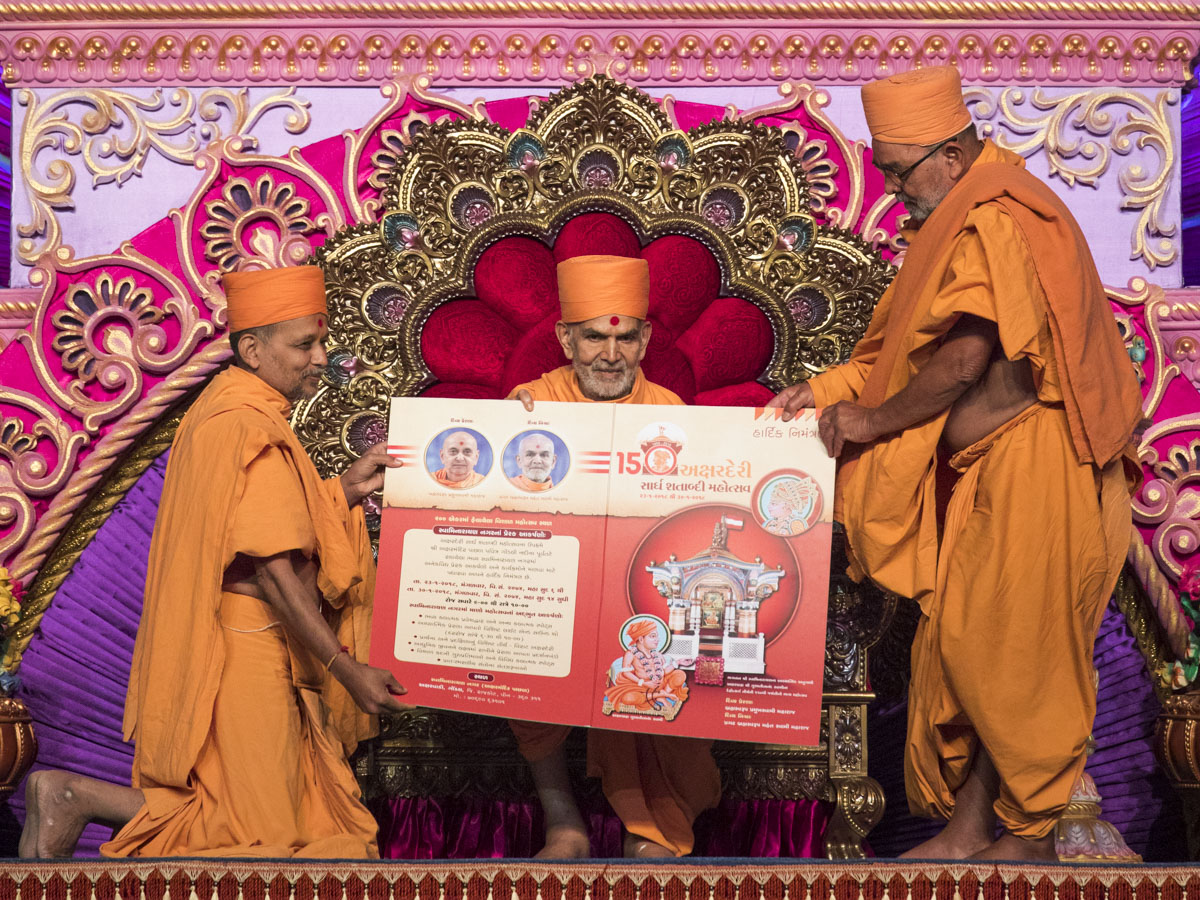 Swamishri sanctifies announcement of Akshar Deri Saardh Shatabdi Mahotsav