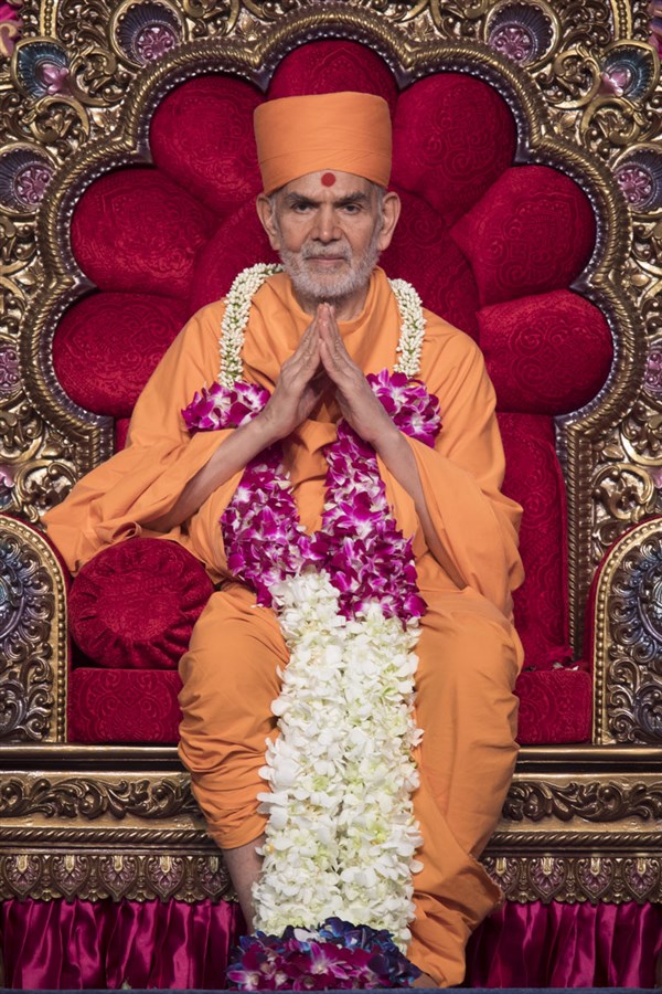 Swamishri honored with a garland