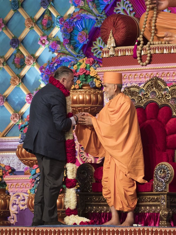 Swamishri blesses Shri Nazem Al Kudsi with a garland