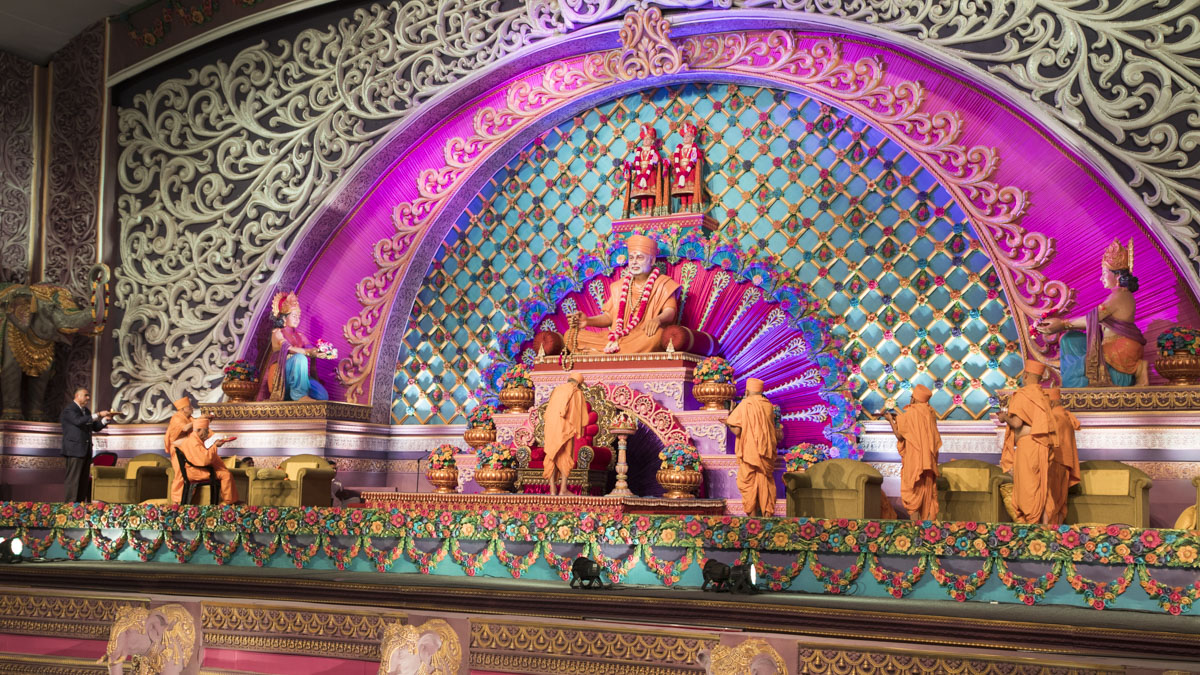 Swamishri and senior sadhus perform arti